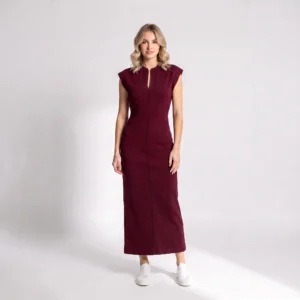 Elegancka sukienka z rozcięciem przy dekolcie