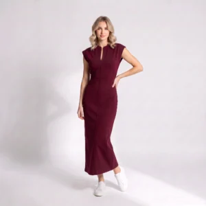 Elegancka sukienka z rozcięciem przy dekolcie